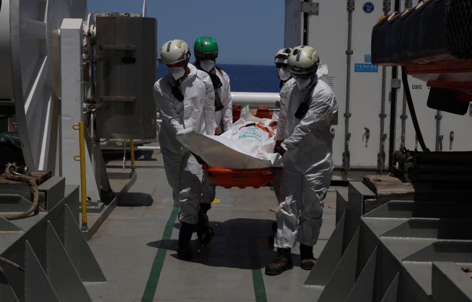 Traslado de uno de los cuerpos recuperados por el Geo Barents a una patrullera de la Guardia Costera italiana cerca de Lampedusa.
