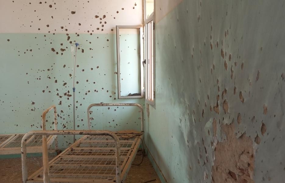 Las paredes de la maternidad de un centro de salud, llena de balazos