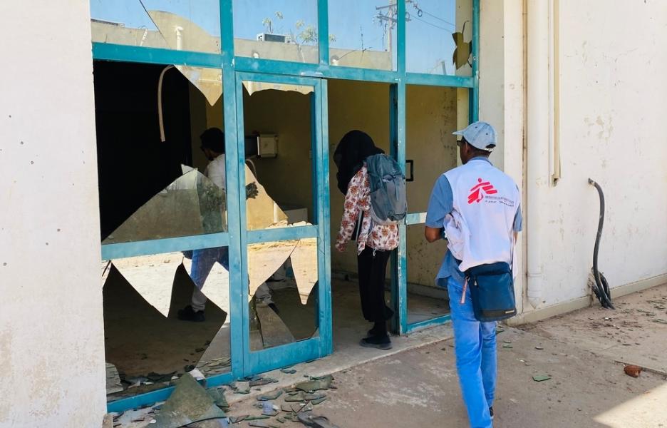Equipos de MSF evalúan los daños en un centro de salud de Sudán tras un incidente de asalto y saqueo.