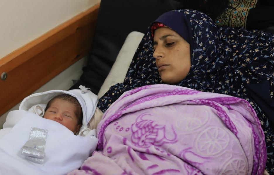 Suad junto a su bebé tras dar a luz en el hospital Nasser, sur de Gaza. 23 de junio de 2024.