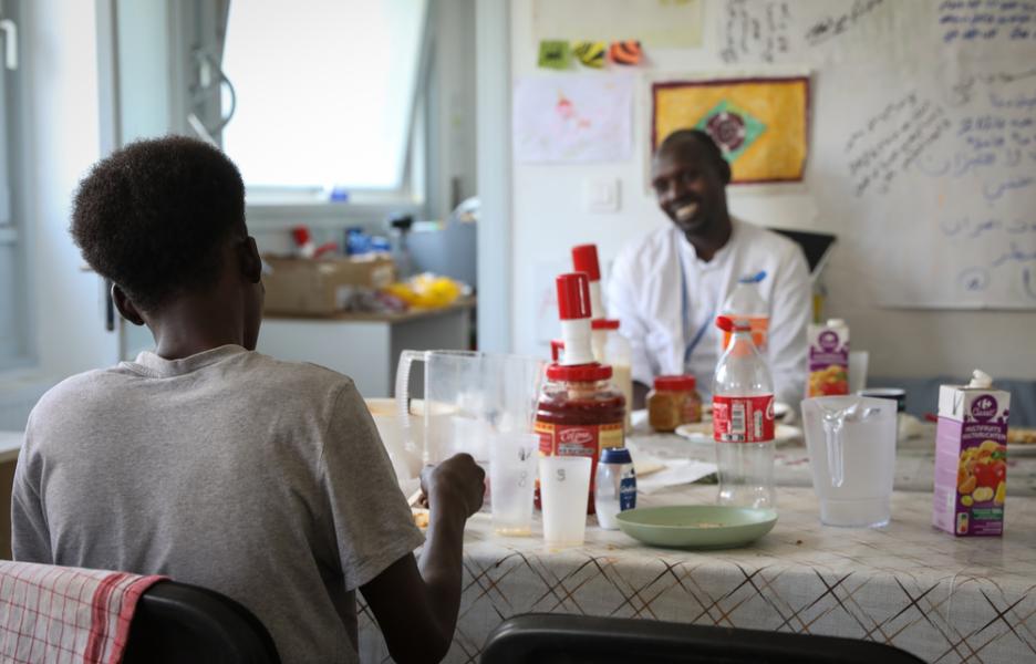MSF ofrecemos apoyo médico, psicológico y social a los menores no acompañados en tránsito en Calais.