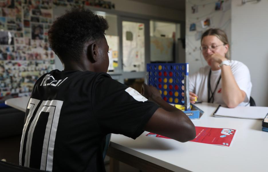 MSF presta apoyo médico, psicológico y social a los menores no acompañados en tránsito en Calais.