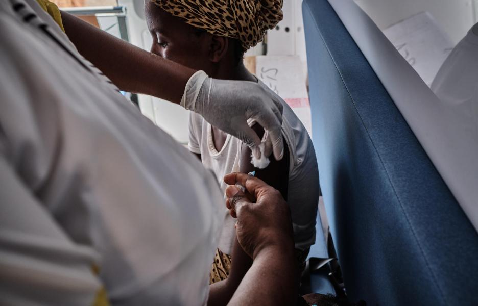 Christine Muntali, enfermera y supervisora de salud sexual y reproductiva de MSF, administra un anticonceptivo a una trabajadora sexual en Zalewa, Malaui.