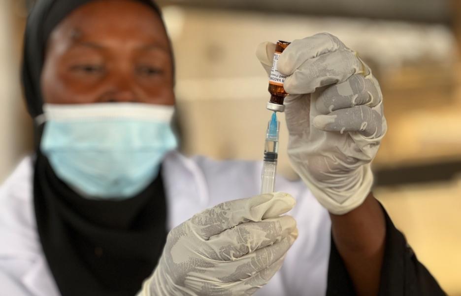 Una enfermera prepara una vacuna contra el sarampión en el campo de Adré, en Chad