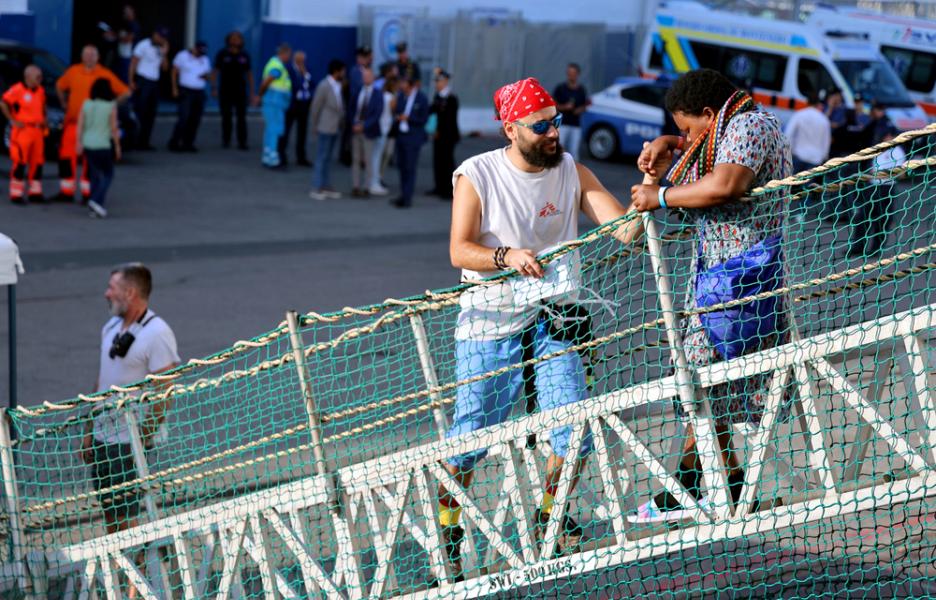 Desembarco de supervivientes en el puerto de Livorno, Italia, tras ser rescatados en el Mediterráneo por el Geo Barents. Julio de 2024.