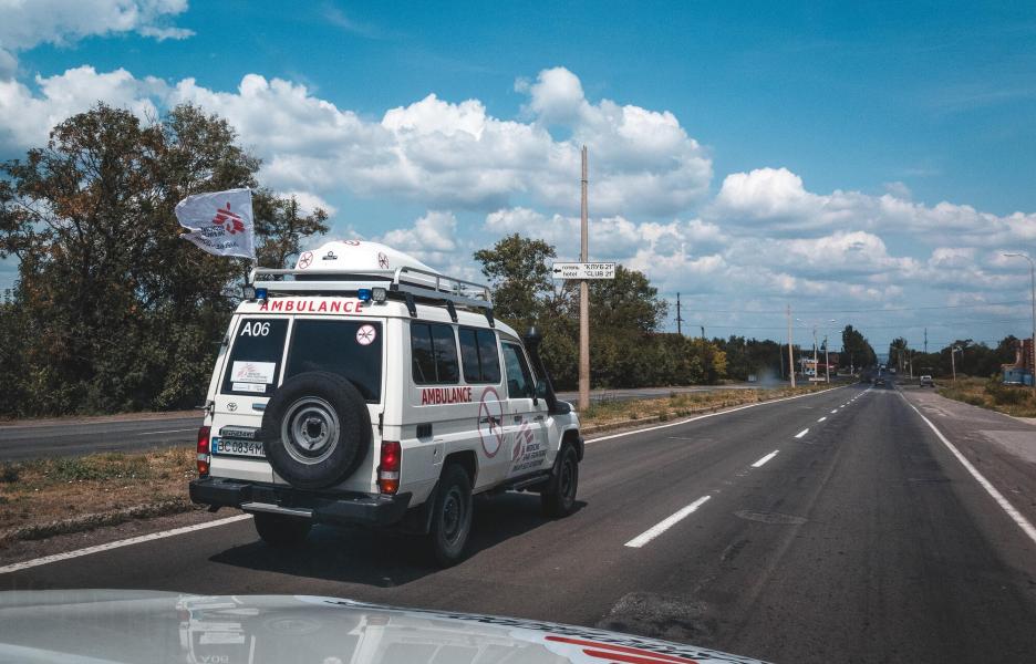 Ambulancia de MSF con un paciente, en la región de Donetsk
