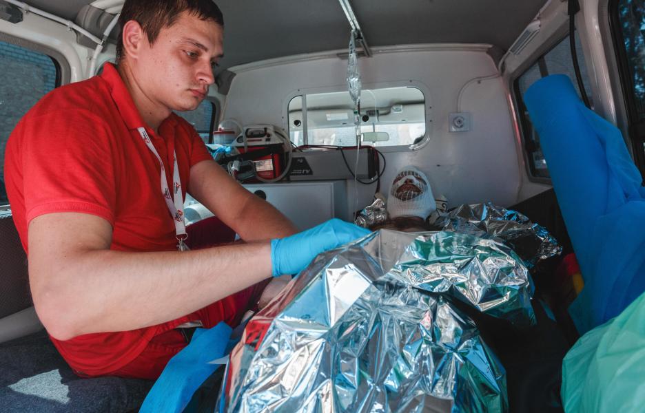 Un paciente con quemaduras severas en una ambulancia de MSF