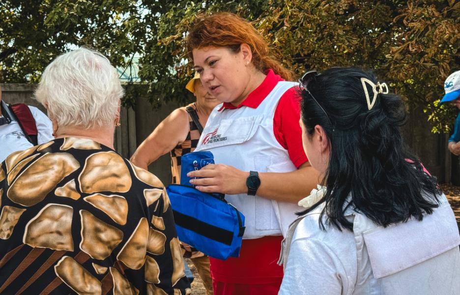 Nuestro equipo presta atención médica a los pasajeros que esperan el tren en Pokrovsk