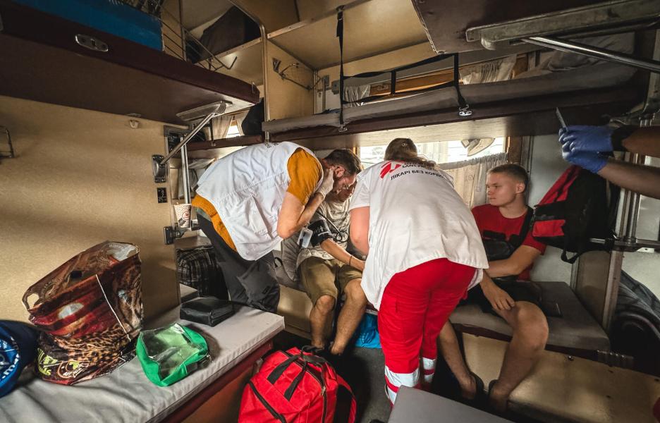 Nuestros equipos están brindando consultas médicas a los evacuados en el andén de Pokrovsk y están de guardia en las paradas de tren.