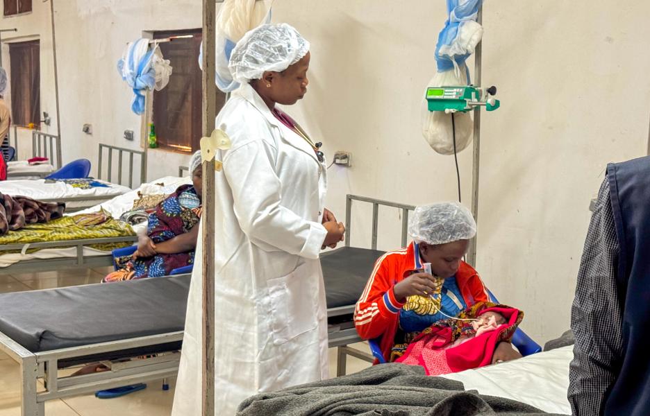 Sala de neonatología durante una ronda de trabajo clínico, centro de salud de Nduta. Kibondo, Tanzania.