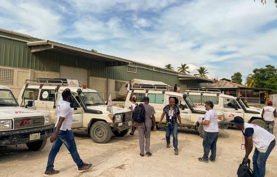 Equipos MSF frente al hospital de Carrefour