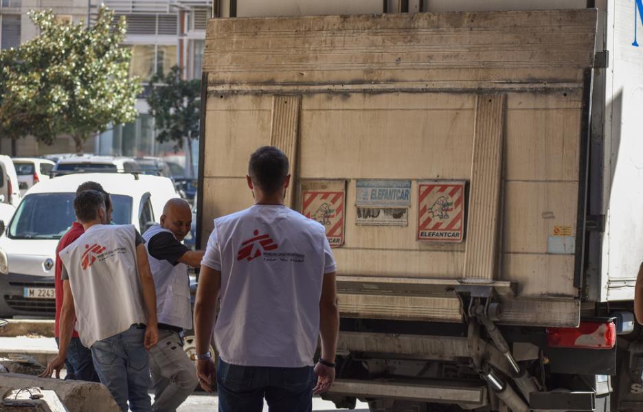 Distribución de kits de artículos de primera necesidad en el centro de Beirut.