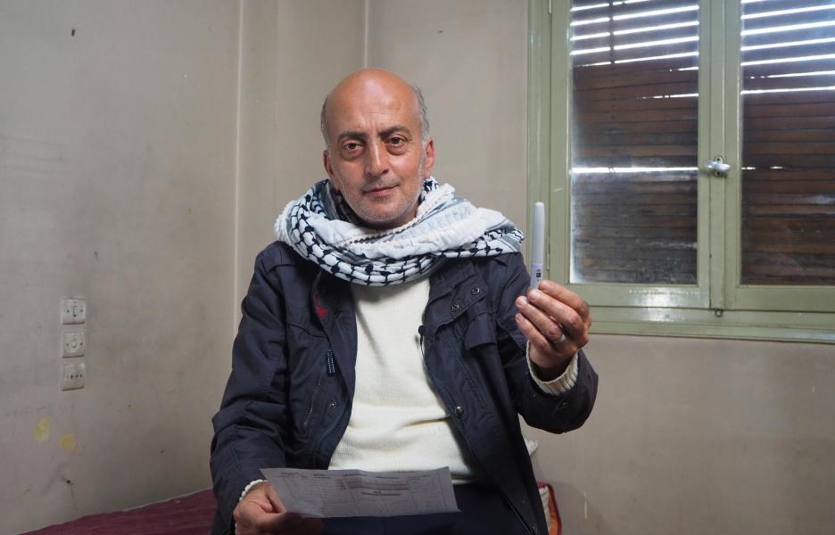 Ghassan con un bolígrafo de insulina