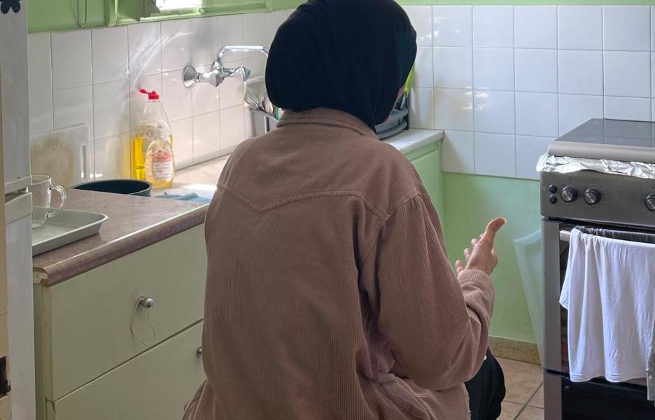 Amina en la cocina del piso en el que vive en Atenas