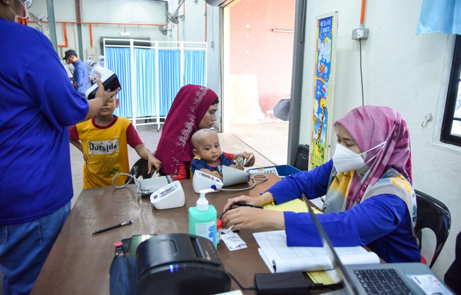Nuestra enfermera, Nor Anis Syazwani, recoge datos sanitarios en una clínica móvil de MSF