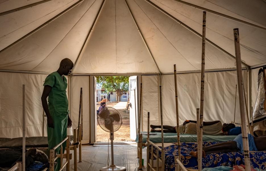 Tiendas sobresaturadas de pacientes de malaria en el hospital de Mayen Abun, Sudán del Sur