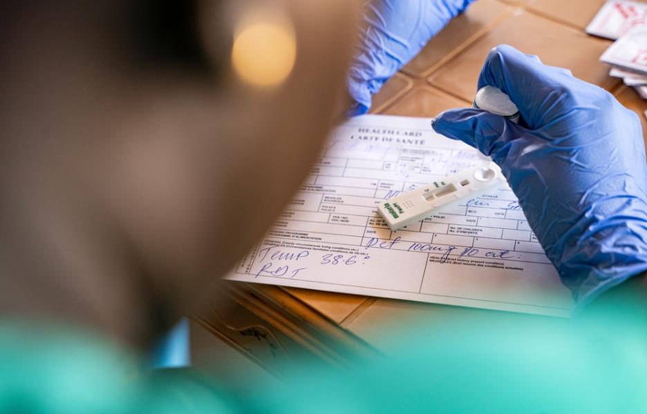 Prueba de malaria durante triaje