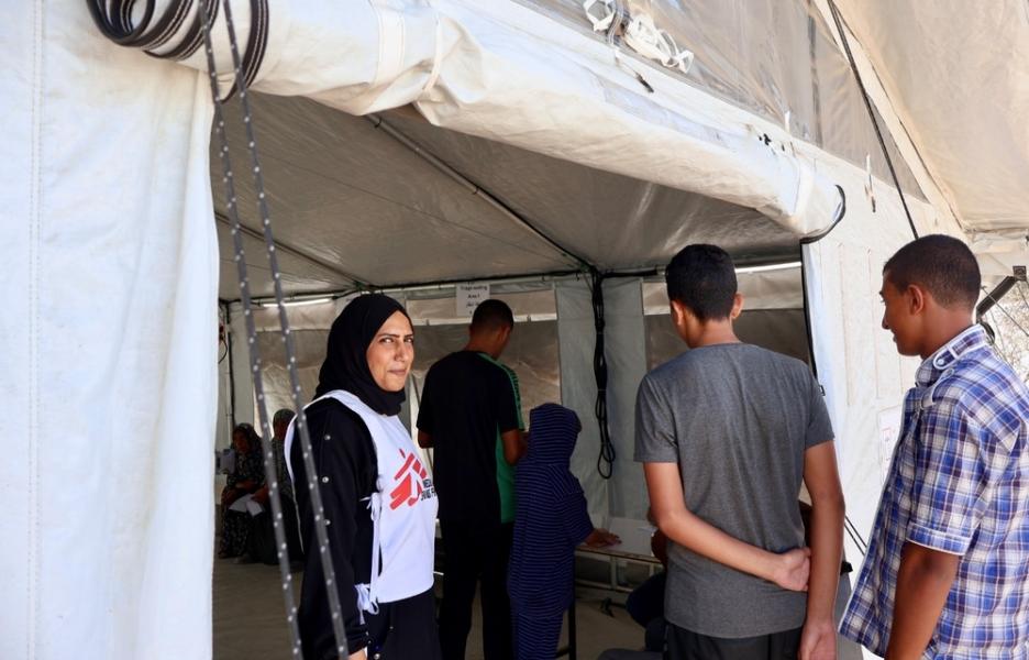 Ibtissam Nasser, vigilante, supervisa la entrada del hospital de campaña de MSF en Deir Al Balah en el centro de Gaza
