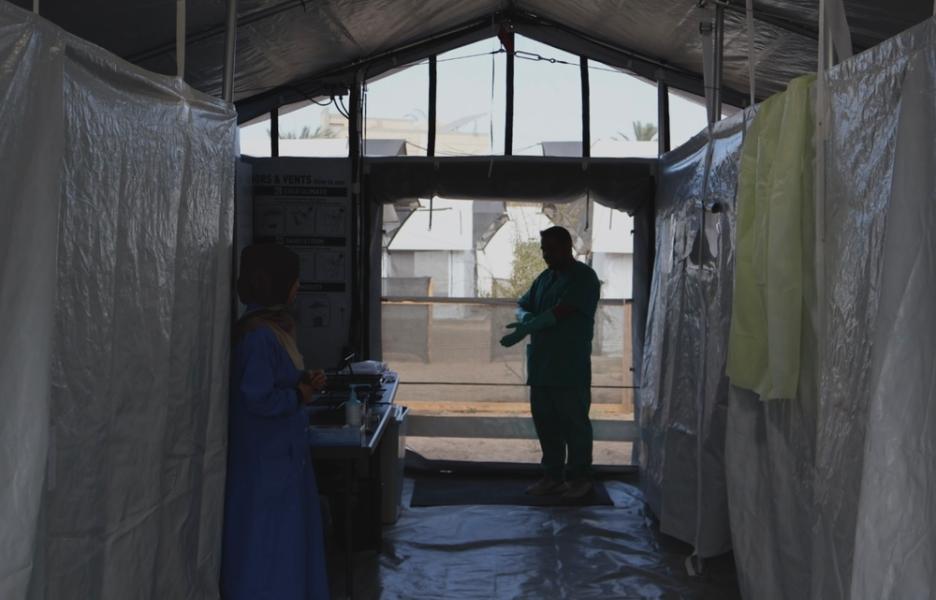 Higienistas en la tienda de aislamiento de nuestro hospital de campaña en Deir Al Balah.
