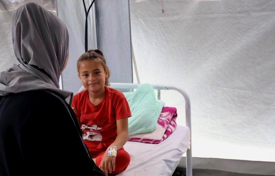 Nour, una niña de 7 años, en el recién inaugurado servicio de hospitalización de nuestro hospital en Deir Al Balah