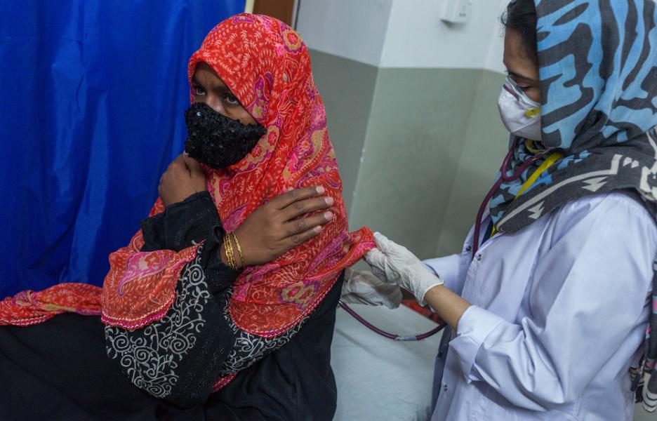 La Dra. Muneeba Shaikh examina a Rihana, una paciente de tuberculosis 