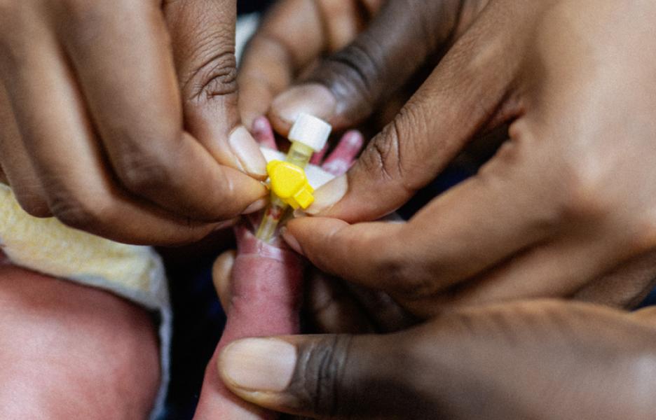 Cuidado de bebés prematuros en Maiduguri: colocación de una cánula
