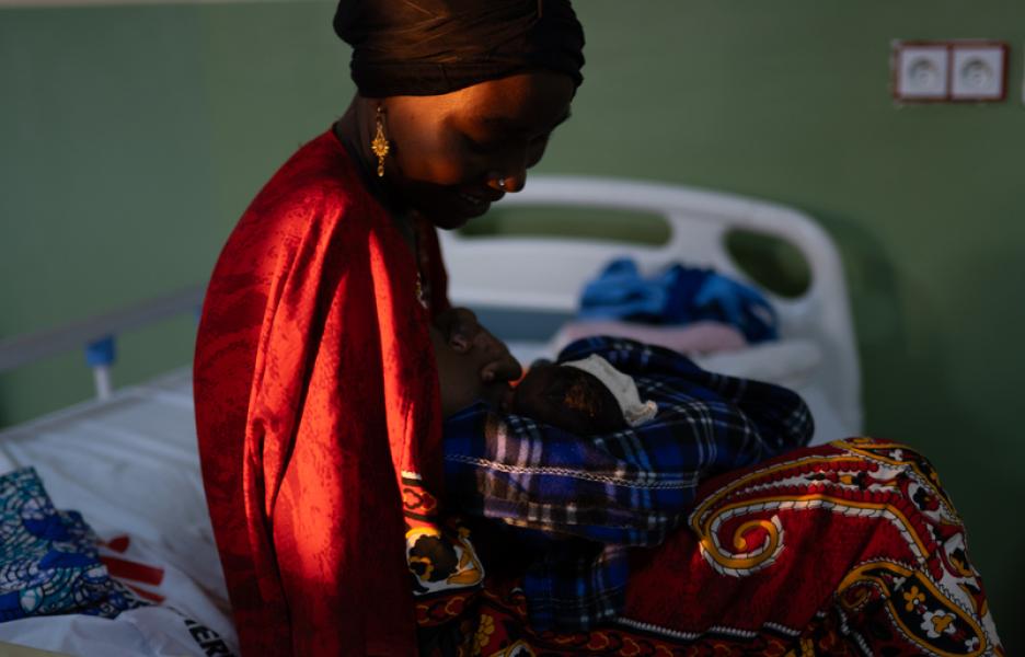 Cuidado de bebés prematuros en Maiduguri: Alima y su sobrina