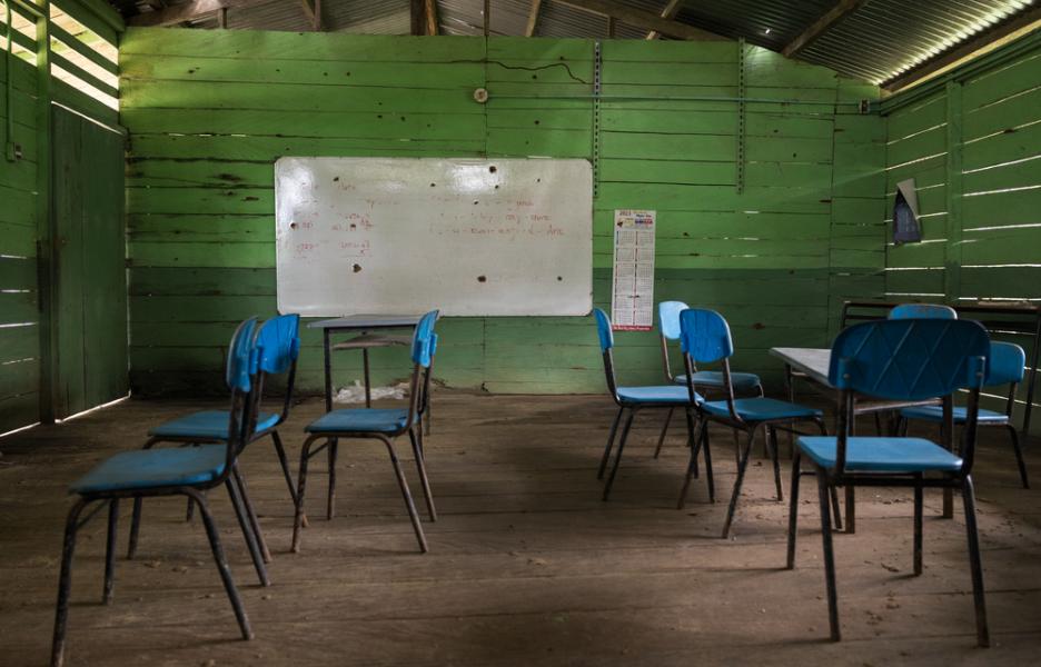 La escuela de la comunidad afrodescendiente de Mojaudó continúa intacta, con huellas de balas en las paredes, el techo, el tablero y los materiales didácticos.