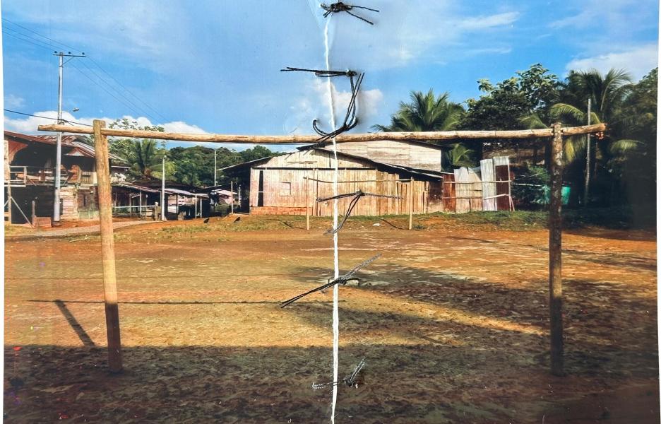 Riografías del Baudó: fotografía cosida del campo de fútbol donde fueron asesinados líderes comunitarios. Chachajo.