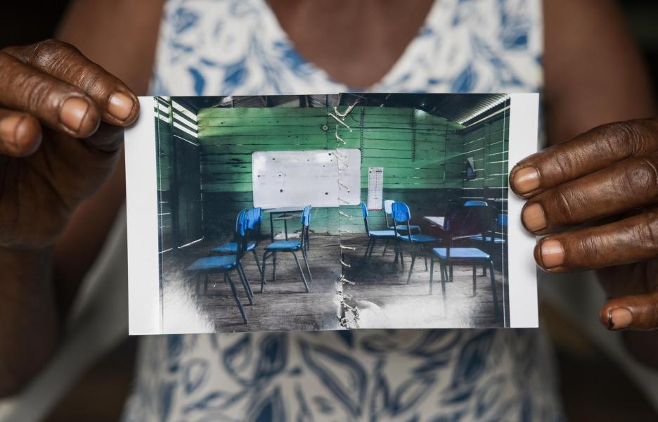 Mojaudó: foto de la escuela, suturada.