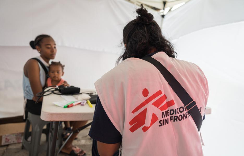 Una trabajadora de MSF atiende a una mujer migrante que viaja con un niño en el estado de Oaxaca, sur de México.