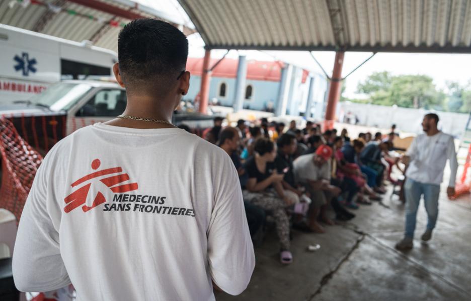 Dos trabajadores de MSF comparten información con migrantes que acaban de llegar a la localidad de La Venta, en el estado de Oaxaca, al sur de México.