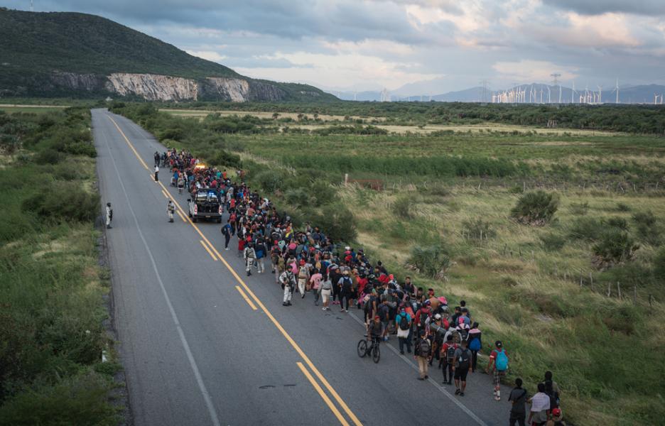 Una caravana de migrantes escoltada por policías avanza por la ruta entre las localidades de La Venta y Juchitán, en el sur de México.
