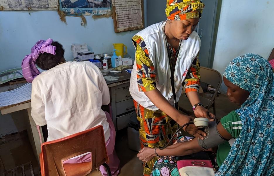 Adjaratou, matrona de MSF, examina a una madre embarazada en el centro de salud de Koro