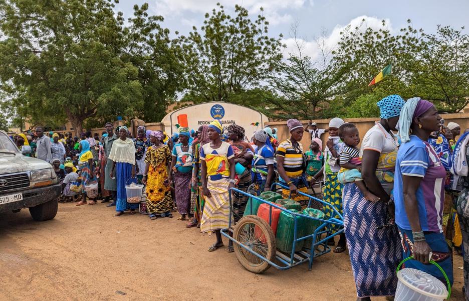 Equipos de MSF atendiendo a refugiados durante una ola de calor en el centro de Malí