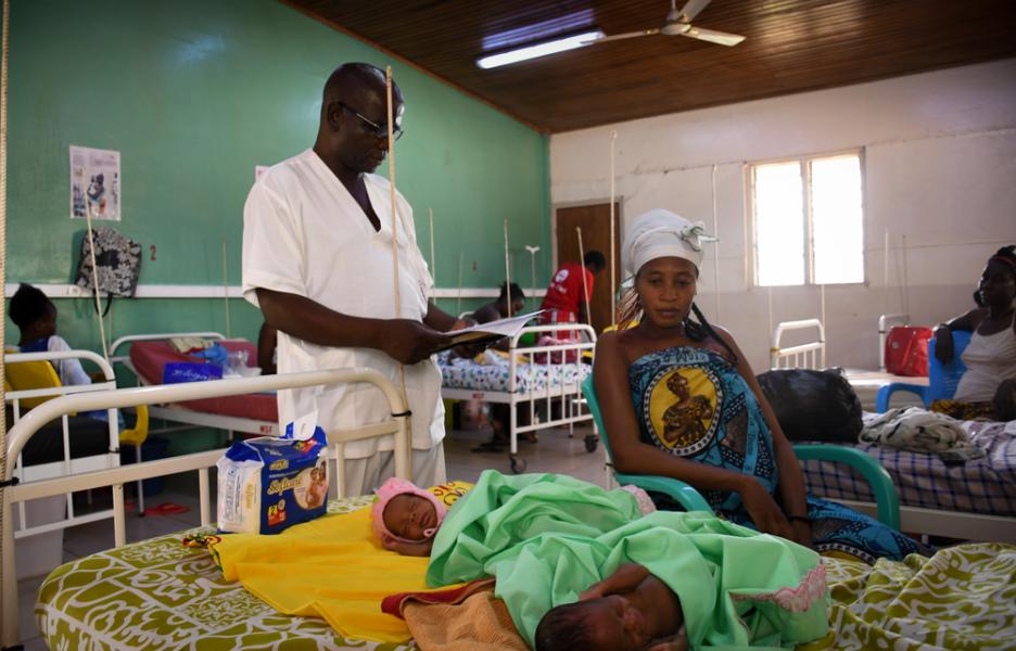 Jeanisse Ngaïdama y el enfermero Harouna Mouelle