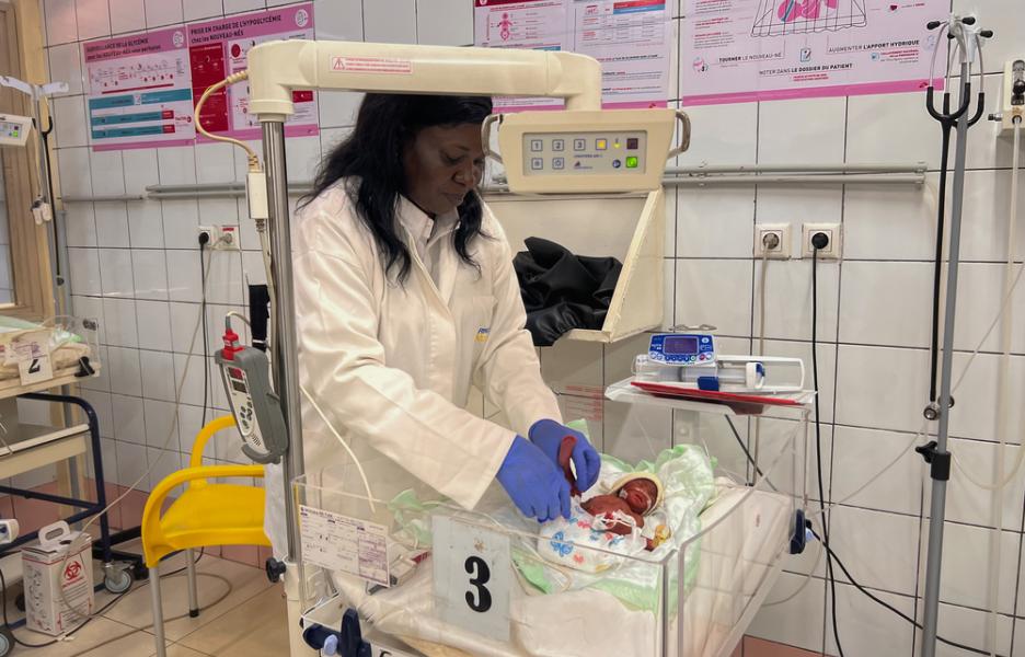 La doctora Josiane Damangoa, pediatra, con uno de los bebés prematuros de la maternidad