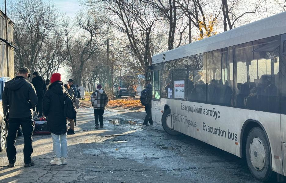 Un autobús conducido por voluntarios lleva a personas evacuadas de la zona de Kurakhove a un centro de tránsito en Pavlohrad.