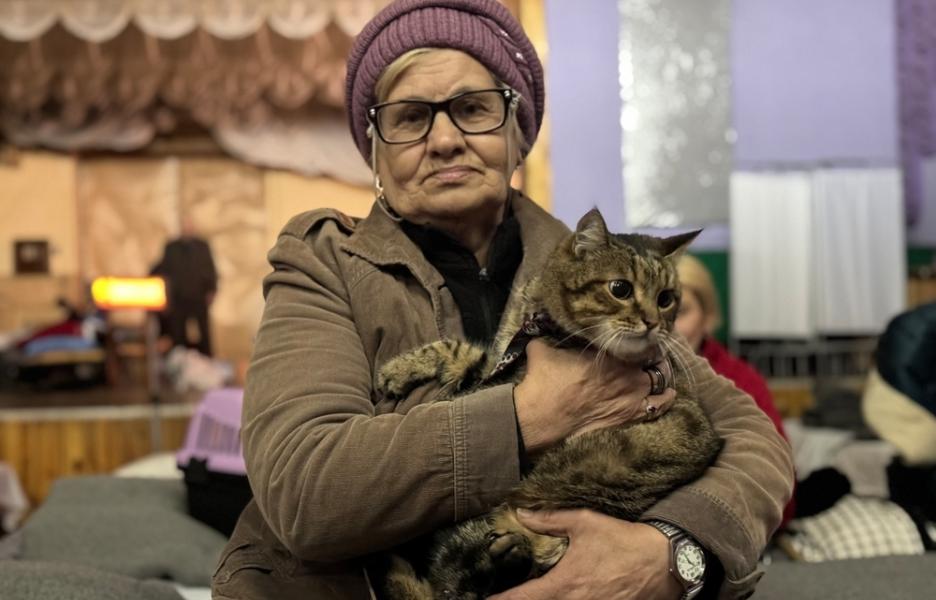 Nadiia Chertushkina, de 73 años, con su gato Tymofii en el centro de tránsito de Pavlohrad.