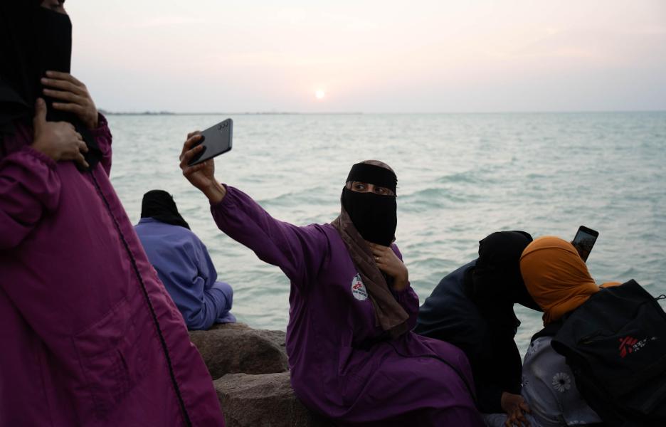 Comadronas ven la puesta de sol. Maternidad de Mocha, Yemen.