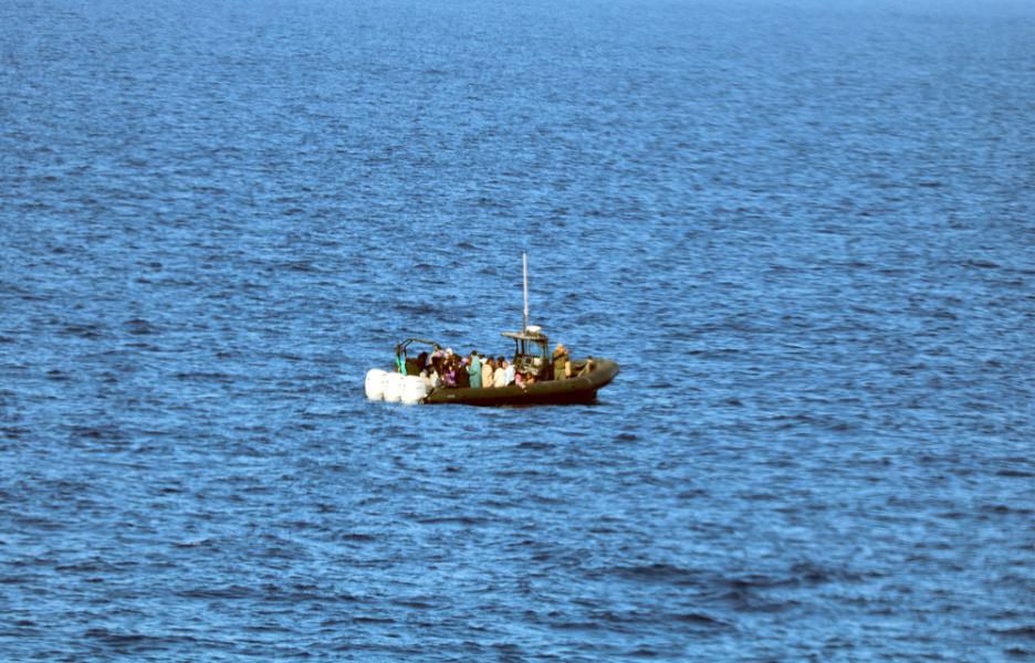 La lancha rápida de hombres armados llevándose a mujeres y niños.