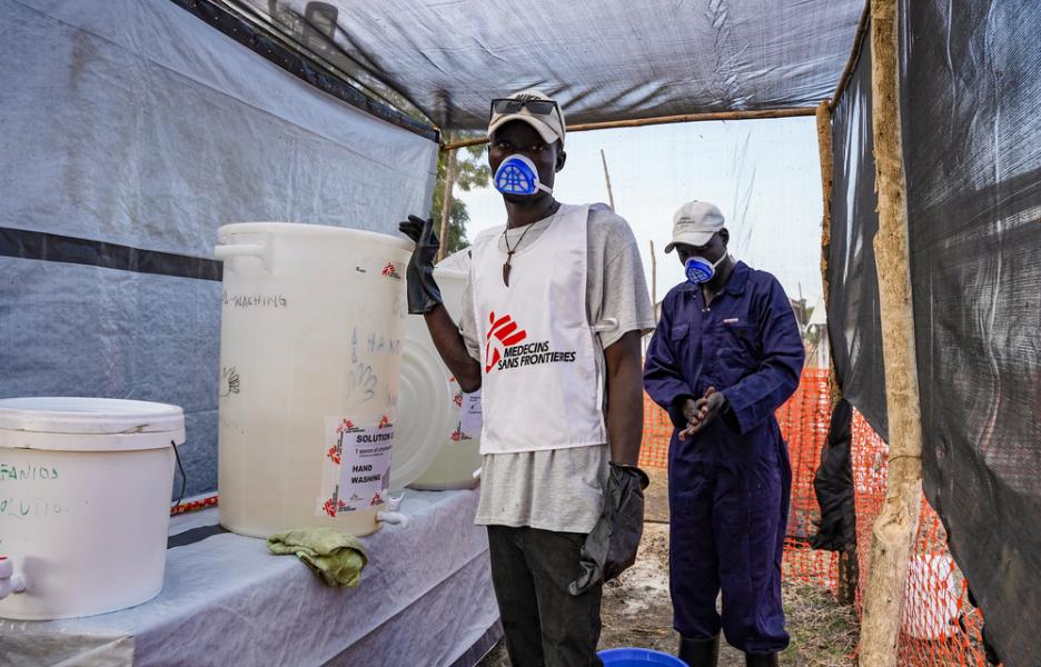 Clorado de agua en un centro de tratamiento de cólera de MSF