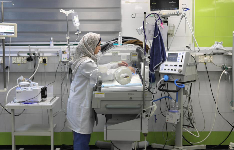 Una enfermera de MSF atiende a un recién nacido en la unidad de cuidados intensivos neonatales del hospital Nasser de Jan Yunis, Gaza.