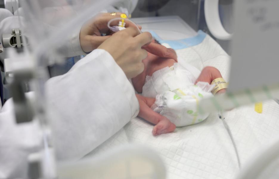 Bebé prematuro en el hospital Nasser, Khan Yunis, Gaza