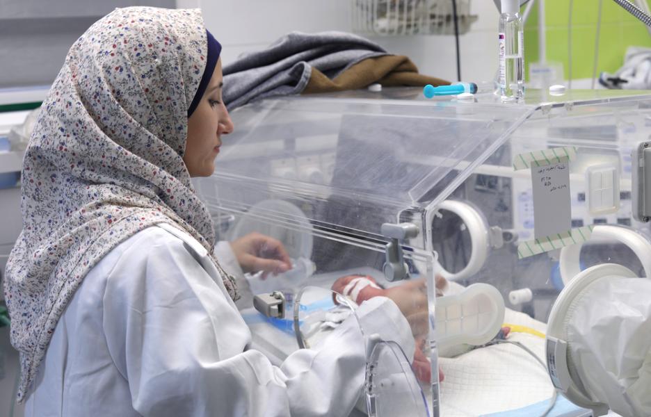 Una enfermera de MSF revisa a uno de los recién nacidos prematuros ingresados en la unidad de cuidados intensivos neonatales del hospital Nasser, que apoyamos, en Khan Yunis, Gaza.