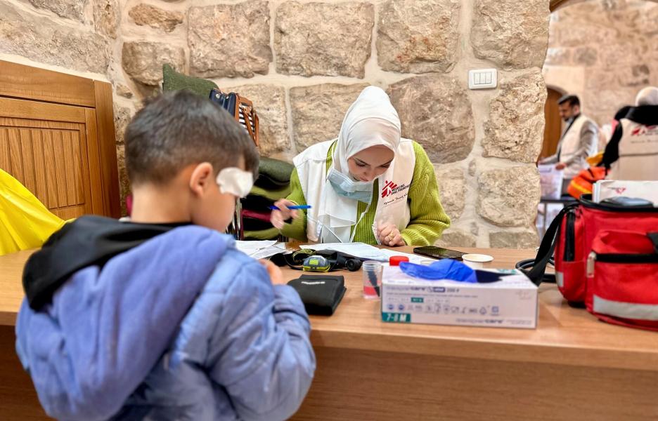 Un niño durante una consulta con un médico de MSF en la clínica de MSF en el centro Jaber.
