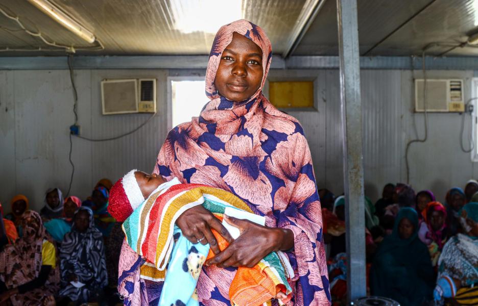 Madre e hijo en el centro de salud del campamento de Kalma.