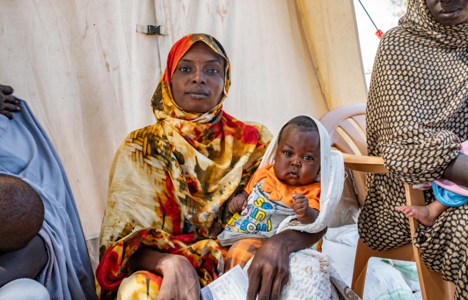 Sadah Adam, de 23 años, y Yahin, de 3 meses, en la clínica de MSF en Atam.