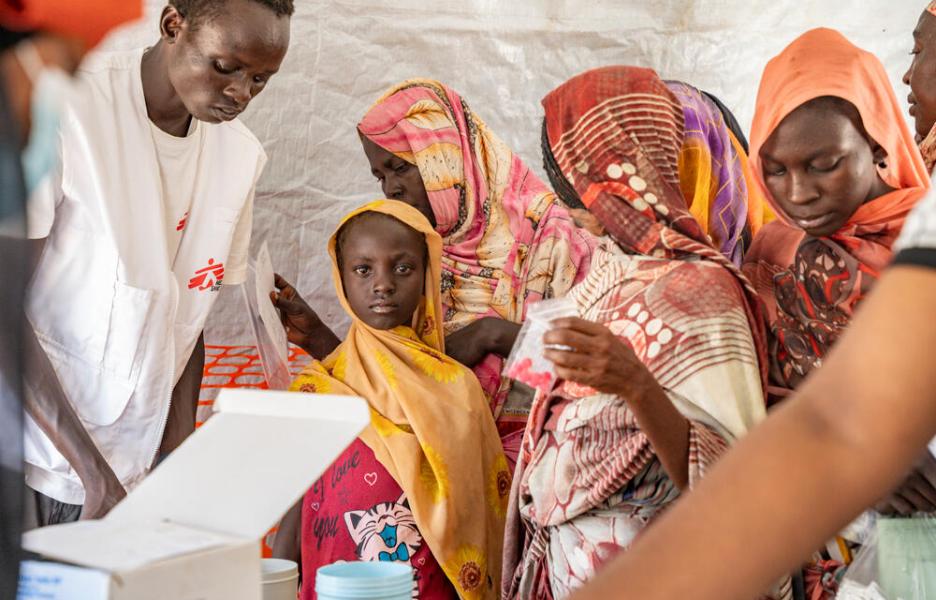 Aisha Ibrahim acompaña a su madre a la clínica móvil de MSF para desplazados de Sudán en Atam, condado de Renk. 