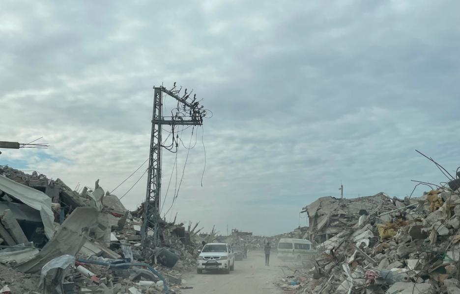 Una ambulancia entre las ruinas de Rafah.
